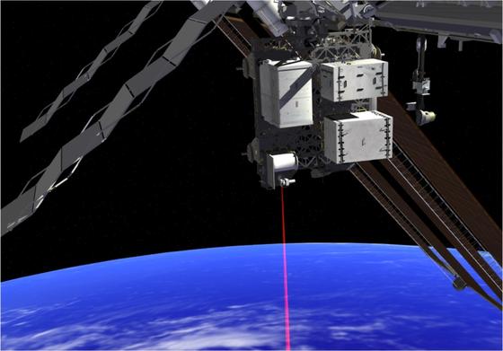 Die künstlerische Darstellung zeigt, wie über den der OPALS-Laser Daten von der ISS zur Erde gebeamt werden. 