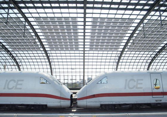 Halbtransparente Solaranlage im Berliner Hauptbahnhof: Solarmodule, die in Deutschland gefertigt werden, haben eine deutlich bessere Energiebilanz als Module aus China.