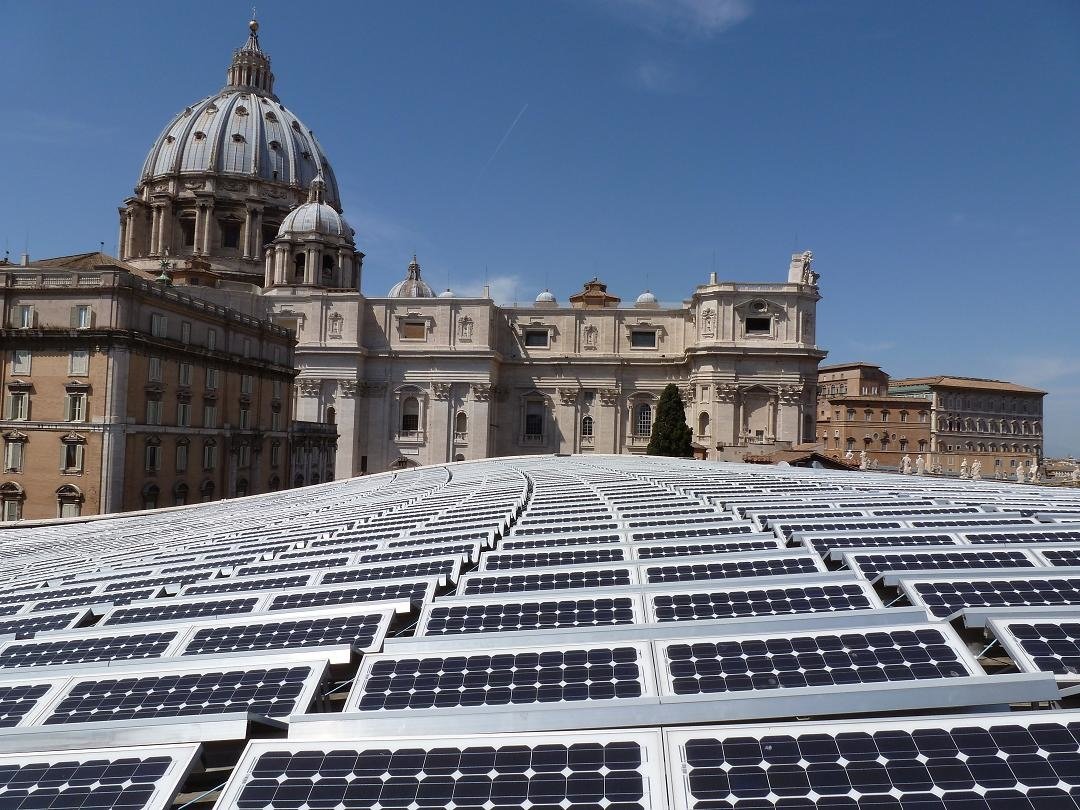 Solaranlage des Bonner Unternehmens Solarworld auf den Dächern des Vatikan: Der ökologische Fußabdruck von in China gefertigten Solaranlagen ist doppelt so groß wie von in Europa hergestellten Solarpanels.