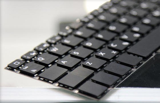 Die superflache Maglev-Tastatur von Darfon mit elektromagnetischer Rückstellung ohne Abdeckung.