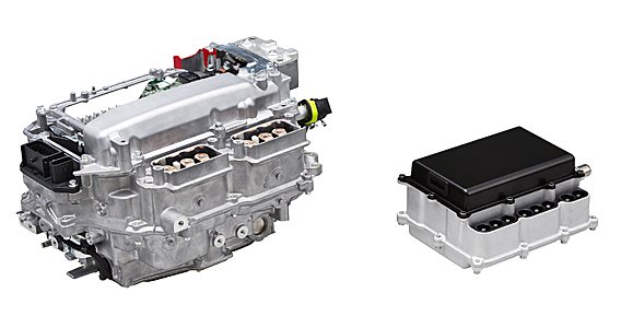 Das Bild zeigt links eine aktuelle Leistungselektronik von Toyota. Sie ist nicht nur schwerer und größer, sondern auch weniger effizient im Vergleich zu ihrem geplanten Nachfolger, der rechts abgebildet ist.