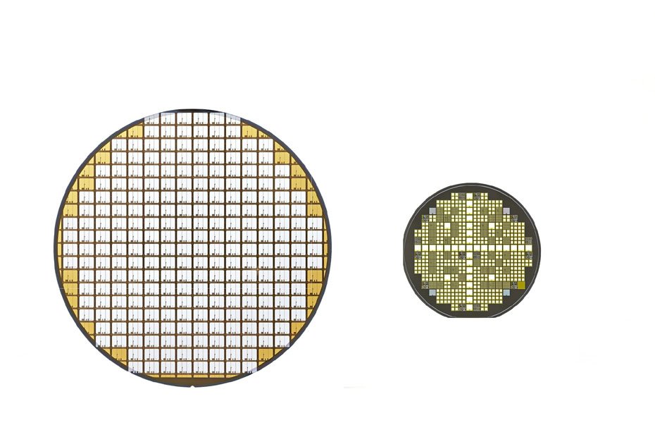 Links die Silizium-Halbleiter, rechts die aus Siliziumkarbid.