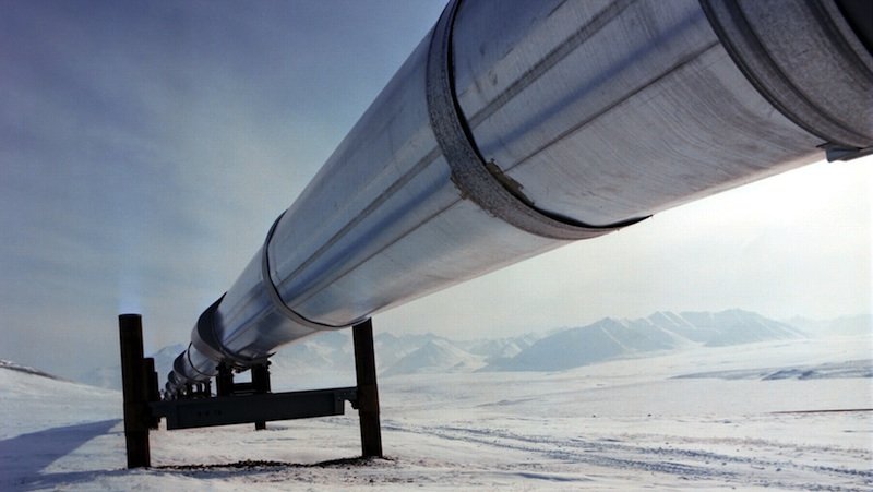 Eine Gaspipeline von BP führt durch eine Eiswüste in Alaska. Flugdrohnen nehmen Menschen in Zukunft die Wartung bei minus 27 Grad Celsius ab.