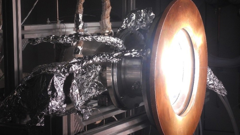 Um die komplexen Vorgänge innerhalb des Solarreaktors genauer zu verstehen, haben die DLR-Verbrennungsforscher den neuartigen ersten Prozessschritt im Computer simuliert.