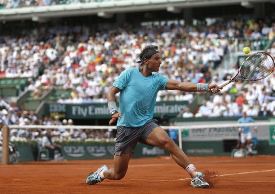 Return des spanischen Tennisspielers Rafael Nadal im Finale der French Open am 8. Juni 2014 gegen Novak Djokovic: In diesem Jahr durfte Nadal noch nicht mit einem Schläger spielen, der Treffpunkt und Kraft jedes Schlages aufzeichnet.