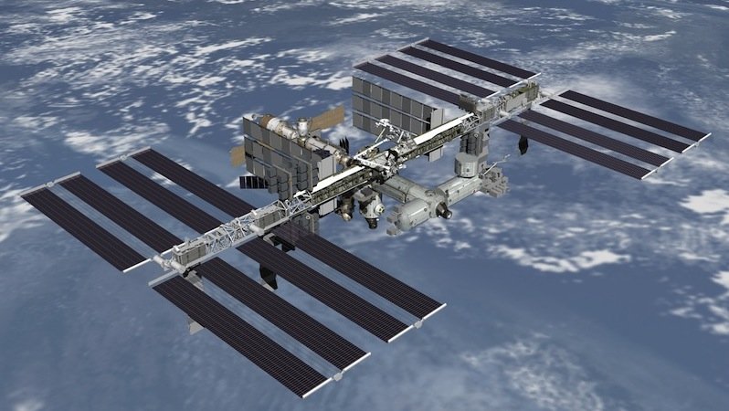 Die Internationale Raumstation ISS muss ständig Trümmerteilen ausweichen. Schon ein Zentimeter kleine Teile hätten beim Aufprall die Wucht einer Handgranate. 