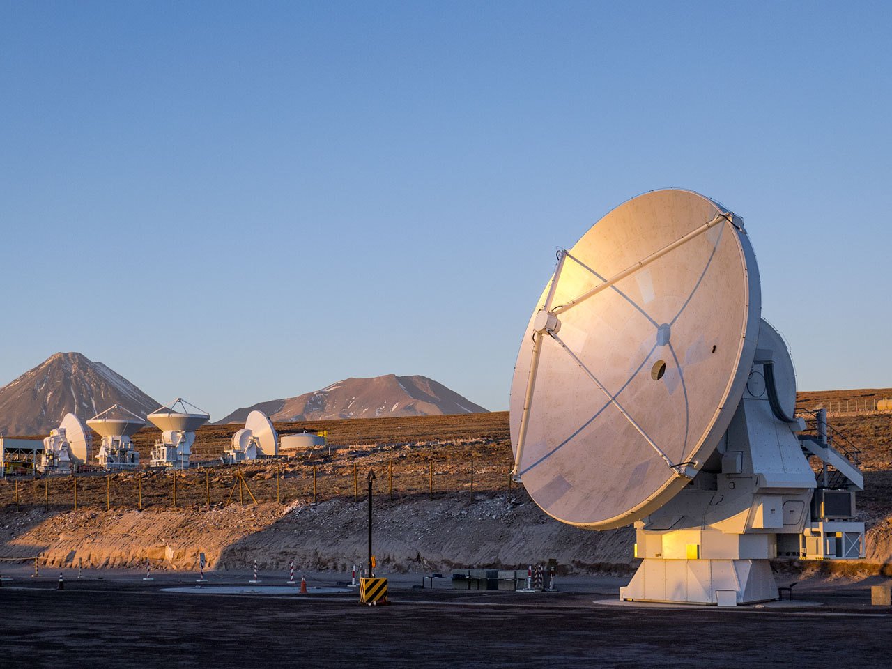 Die letzte Antenne des Alma-Riesenteleskops steht an ihrem Platz in der chilenischen Chajnantor-Hochebene.