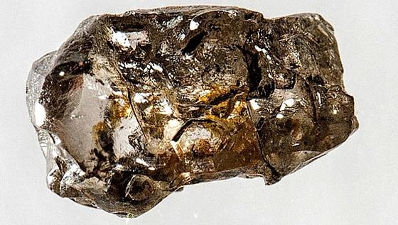 Aus 650 Kilometer Tiefe kommt dieser Diamant, in dessen Innerem sich wasserhaltiges Ringwoodit befindet.