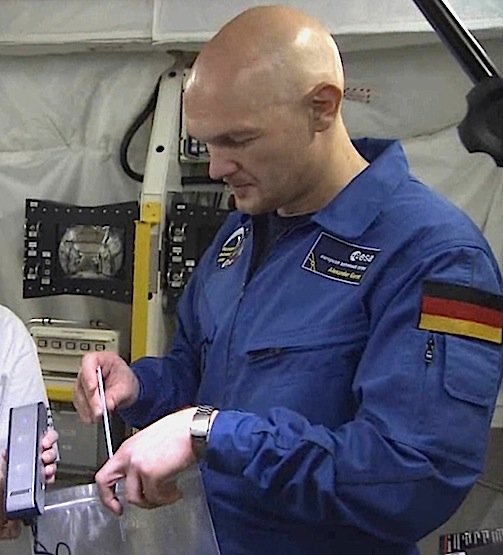 Astronaut Alexander Gerst übte am Boden, wie er an Bord in der Schwerelosigkeit ein Schülerexperiment mit Seifenblasen durchführen kann.