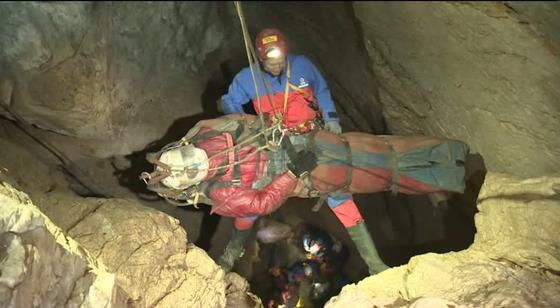Um 11.44 Uhr an Fronleichnam war es geschafft: Die Höhlenkletterer brachten die 100 Kilogramm schwere Trage an den Ausgang der Riesending-Schachthöhle. Fünf Tage, 18 Stunden und 16 Minuten dauerte ihr Rückweg vom Unfallort.