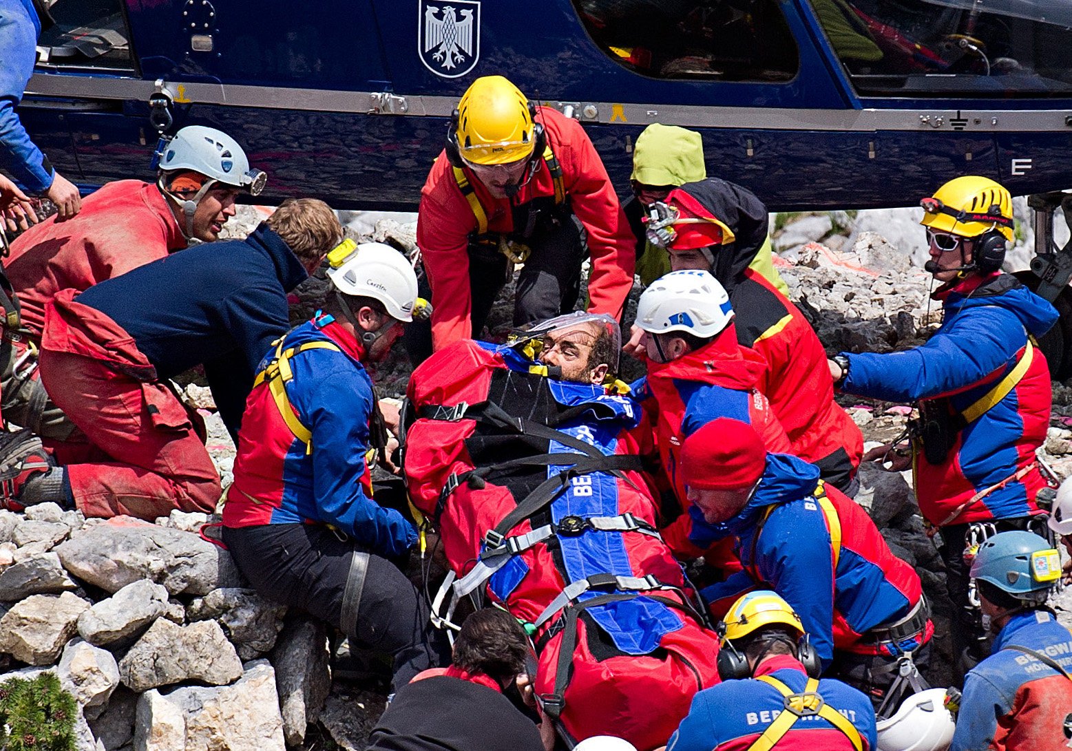 So schnell wie möglich schafften die Retter den verletzten Westhauser in den Rettungshubschrauber. Er ist von den Strapazen sichtlich mitgenommen.