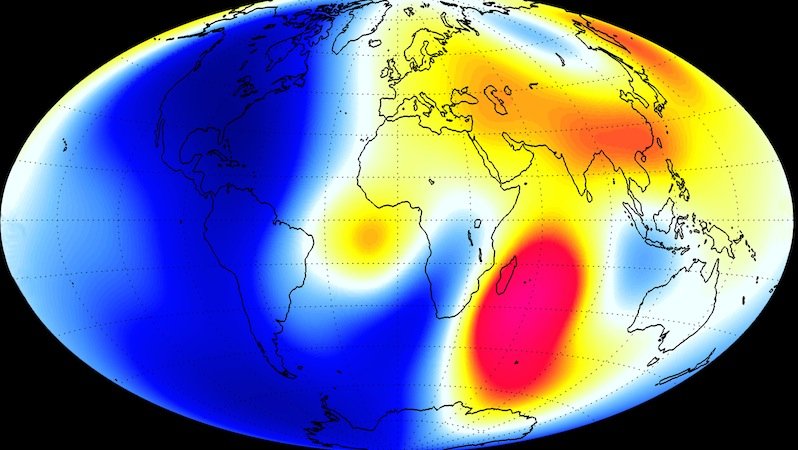 Über Amerika und Teilen des Südatlantiks ist das Magnetfeld der Erde schwächer geworden (blau), über dem Indischen Ozean hat es an Kraft gewonnen (rot).