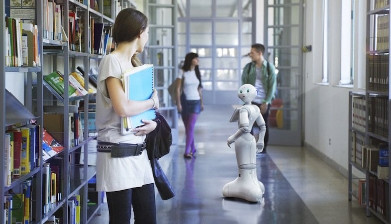 Einsatzmöglichkeiten für Pepper gibt es offenbar genug. So könnte der Roboter zukünftig durch Bibliotheken fahren und Fragen beantworten. 