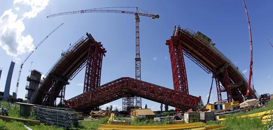 Bauarbeiten an einem Bogen der Unstruttalbrücke bei Karsdorf (Sachsen-Anhalt): Die Spannbetonkonstruktion ist Teil der ICE-Neubaustrecke Erfurt-Leipzig/Halle, die im September 2014 fertiggestellt sein soll. In solchen Bauwerken könnte die Legierung mit Formgedächtnis zukünftig zum Einsatz kommen. 