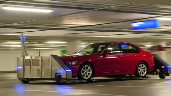 Parkroboter Ray beim Einparken eines Autos: Jetzt wird das neue System im Düsseldorfer Flughafen eingesetzt, um mehr Autos auf gleichem Platz parken zu können.