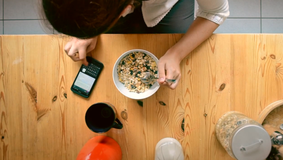 Auch beim entspannten Frühstück nehmen viele Menschen den automatisierten Griff zum Smartphone gar nicht mehr bewusst wahr. Laut ersten Studienergebnissen schalten Nutzer im Durchschnitt alle zwölf Minuten ihr Gerät ein. 
