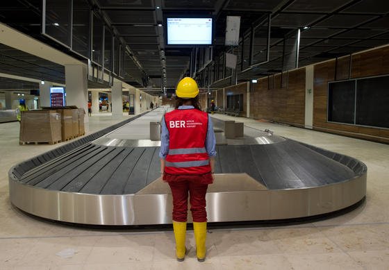 Gepäckband im Terminal des neuen Hauptstadtflughafens Berlin Brandenburg: Die Gepäckausgabe am neuen Hauptstadtflughafen muss schon vor der Inbetriebnahme erweitert werden. Der Aufsichtsrat gab Geld frei, um neben den bestehenden acht Gepäckbandern ein weiteres zu planen. 