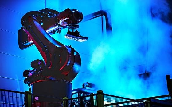 Produktionsroboter für Schuhe von Adidas: 2016 beginnt Adidas mit der Produktion von Turnschuhen in einer Roboter-Fabrik in Ansbach.