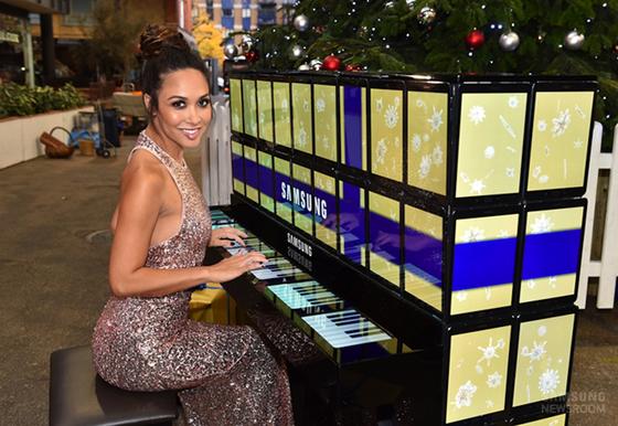 Myleene Klass auf dem Londoner Spitalfields Weihnachtsmarkt: Die englische Profi-Pianistin spielte Weihnachtslieder auf dem Tablet-Klavier.