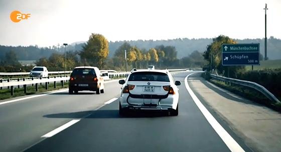 Das ZDF und die Deutsche Umwelthilfe haben drei Diesel-Modelle – einen BMW Dreier, eine Mercedes C-Klasse und einen VW Passat – in einem Schweizer Labor und auf der Straße getestet. Die Abweichungen auf der Straße sind so hoch, dass Experten die Frage aufwerfen, ob auch BMW und Mercedes Software einsetzen, um Abgaswerte zu beeinflussen.