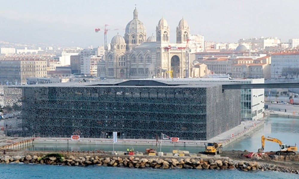 Blick auf das neue Museum der Zivilisationen Europas und des Mittelmeerraums (MUCEM) in Marseille, das aus ultrahochfestem Beton gefertigt wurde.