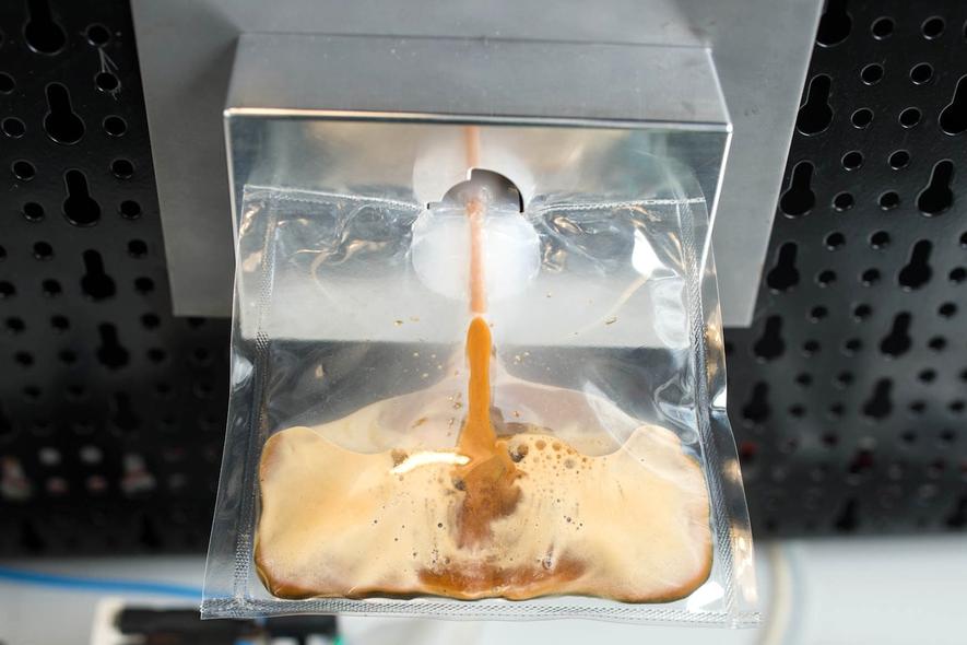 Eigens für die ISS hat der Kaffeespezialist Lavazza eine Kaffeemaschine entwickelt. Der Kaffee fließt nach dem Brühen direkt in eine Plastiktüte, aus der er getrunken werden kann.