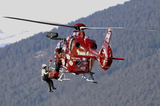 Flug des Skirennfahrers Matthias Mayer ins Krankenhaus von Innsbruck: Mayer ist bei der Weltcup-Abfahrt in Gröden schwer gestürzt und brach sich zwei Brustwirbel. Erstmals wurde bei einem Weltcup-Rennen ein Airbag ausgelöst, der den Oberkörper schützt. Wahrscheinlich hätte sich Mayer noch schlimmere Verletzungen zugezogen.