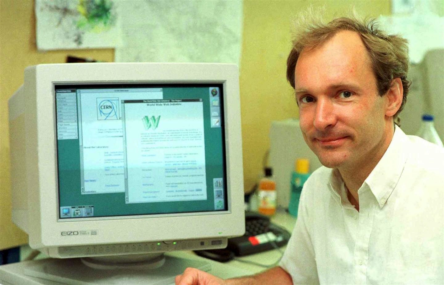 Er gilt als Erfinder des World Wide Web: Tim Berner-Lee im Jahr 1994 am CERN. Seine erste Webseite steht wieder im Netz.