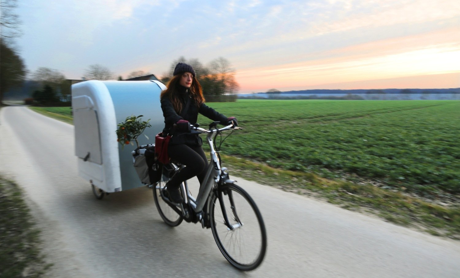 Der 45 Kilogramm schwere Wide Path Camper lässt sich bequem mit dem Fahrrad ziehen. Er kostet in der einfachsten Ausführung 2000 Euro.