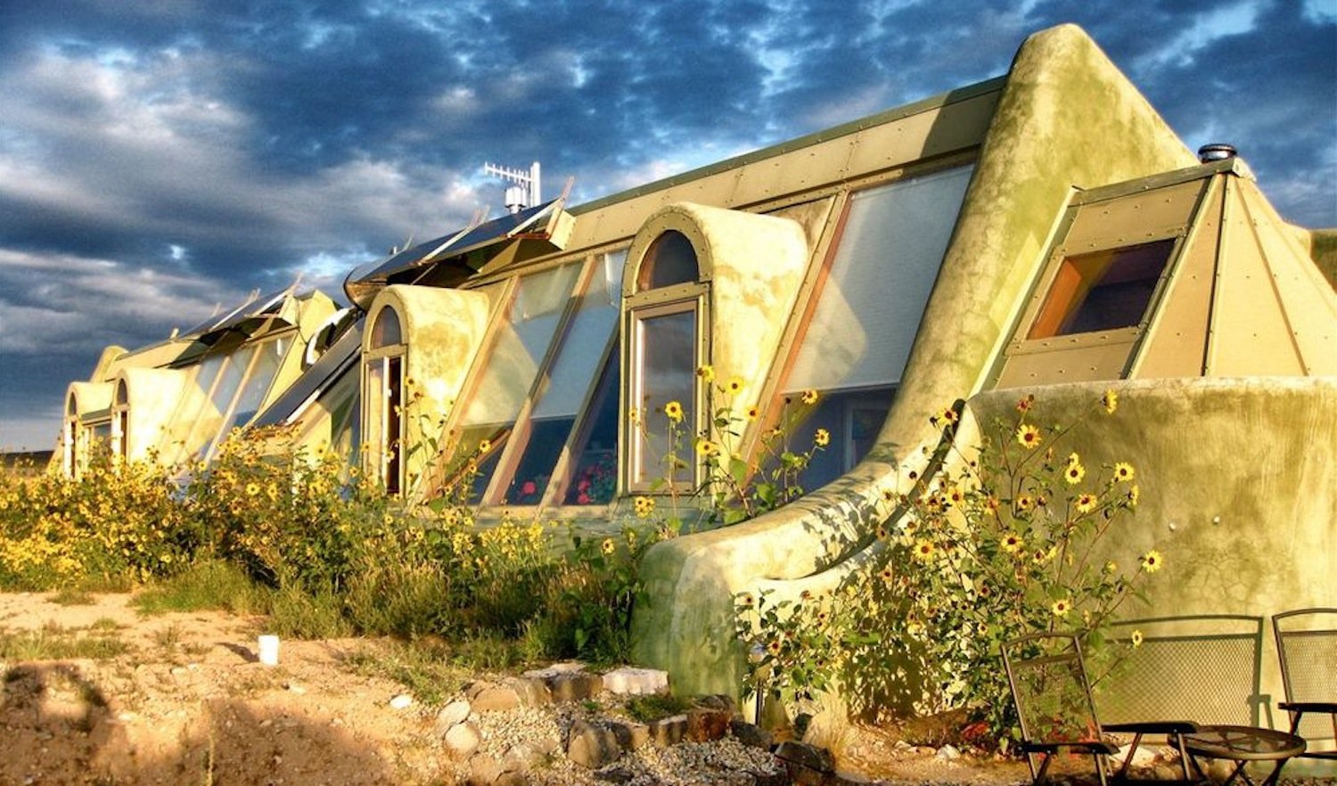 Earthship von Michael Reynolds: Die autarken Häuser aus recyceltem Material entstehen überall auf der Welt. 