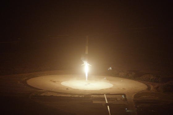 Historischer Moment: Das Foto zeigt wie die Trägerrakete Falcon-9 von SpaceX aufrecht stehend zur Erde zurückkehrt und landet.