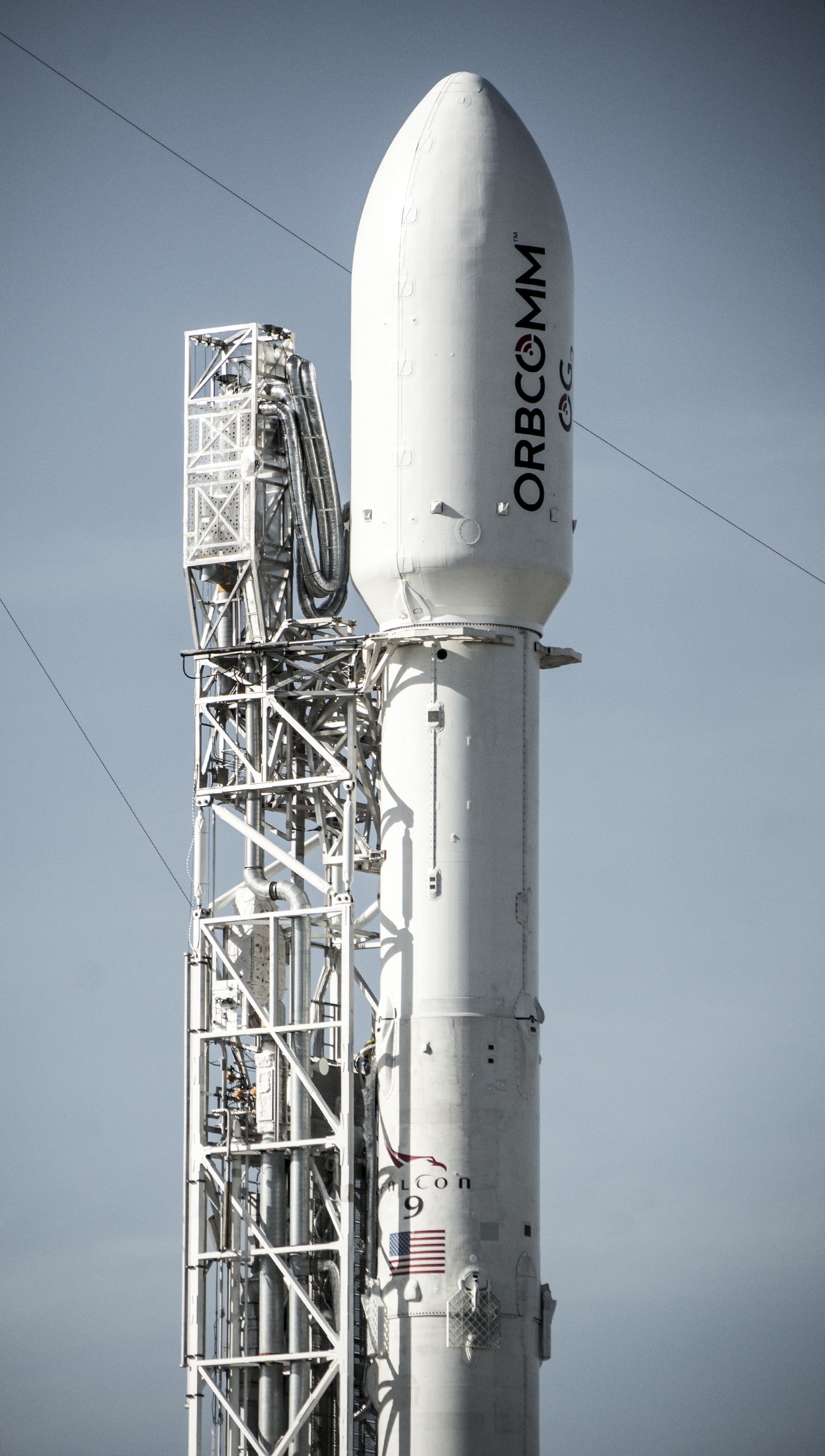 Die Trägerrakete Falcon 9 brachte gestern zunächst elf Satelliten ins All. 