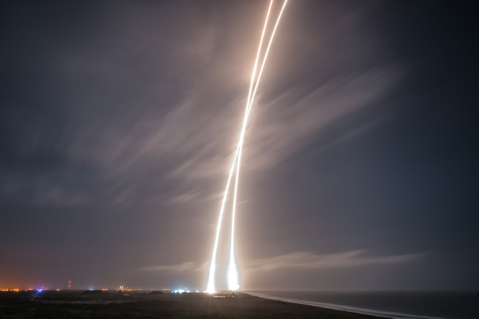 Licht am Horizont: Diesmal hat es geklappt. SpaceX feierte gestern nach der Rückkehr der Trägerrakete Falcon 9 