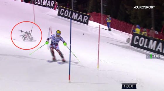 Auf diesem Bild von Eurosport schlägt die Kameradrohne beim Nachtslalom in Madonna di Campiglio unmittelbar hinter Skifahrer Marcel Hirscher ein. Der fährt weiter und schafft Rang 2.