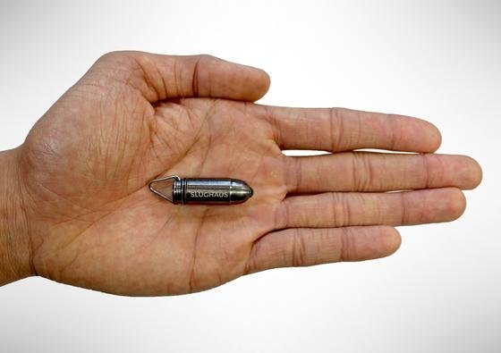 Das ist keine Patronenhülse, sondern die kleine Taschenlampe Bullet. Allerdings sieht sie einer Neun-Millimeter-Patrone zum Verwechseln ähnlich.