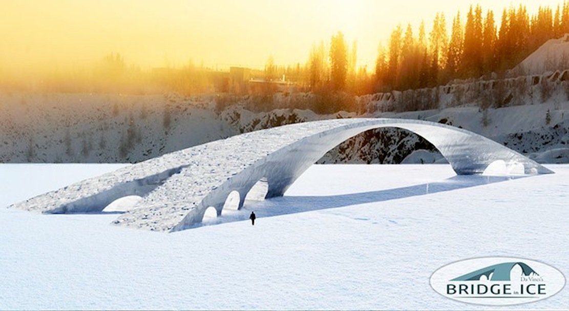 Um die Brücke zu bauen, wird Wasser auf einen Ballon gespritzt, um dort zu gefrieren. So wird Schicht um Schicht aufgebaut. Rund um die Uhr müssen die Geräte im Einsatz bleiben, um nicht einzufrieren. Damit das Eis stabil wird, enthält es Papierschnipsel.