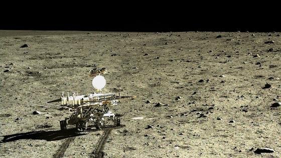 Nach Gesteinsanalysen des chinesischen Roboters Yutu befindet sich auf dem Mond eine Art Basalt. Das Gestein enthält die Minerale Olivin und Ilmenit, die wegen ihrer sehr unterschiedlichen Eigenschaften eigentlich nicht am selben Ort zu erwarten sind. 