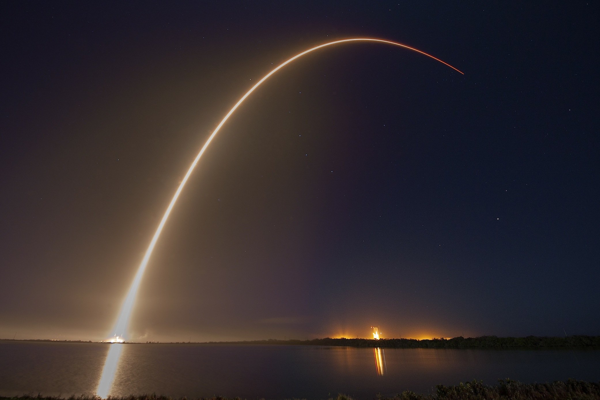 Start einer SpaceX Falcon-9-Rakete am 1. März 2015 mit einem Eutelsat-Satelliten: Ab der zweiten Jahreshälfte 2016 soll ein AMOS-6-Satellit Afrika mit Internet versorgen.