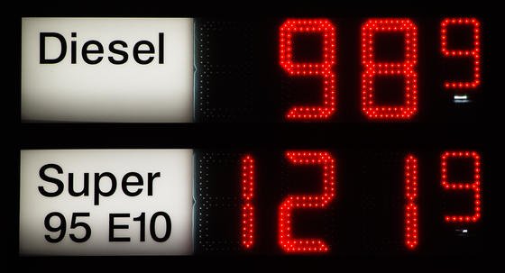 Diesel ist deutlich günstiger als Benzin. Nach Ansicht von Prof. Dudenhöffer muss Diesel eigentlich wegen des höheren Energiegehaltes und der höheren Schadstoffbelastung mehr kosten als Benzin.