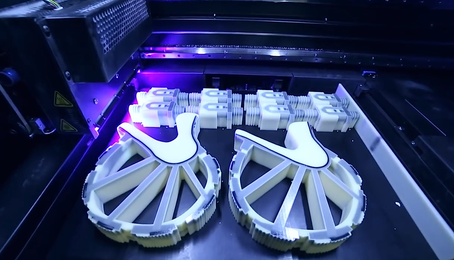 Die Produktion der Prothese übernahm der 3D-Drucker ProJet 5500X. Er kann starres und flexibles Material miteinander verschmelzen.