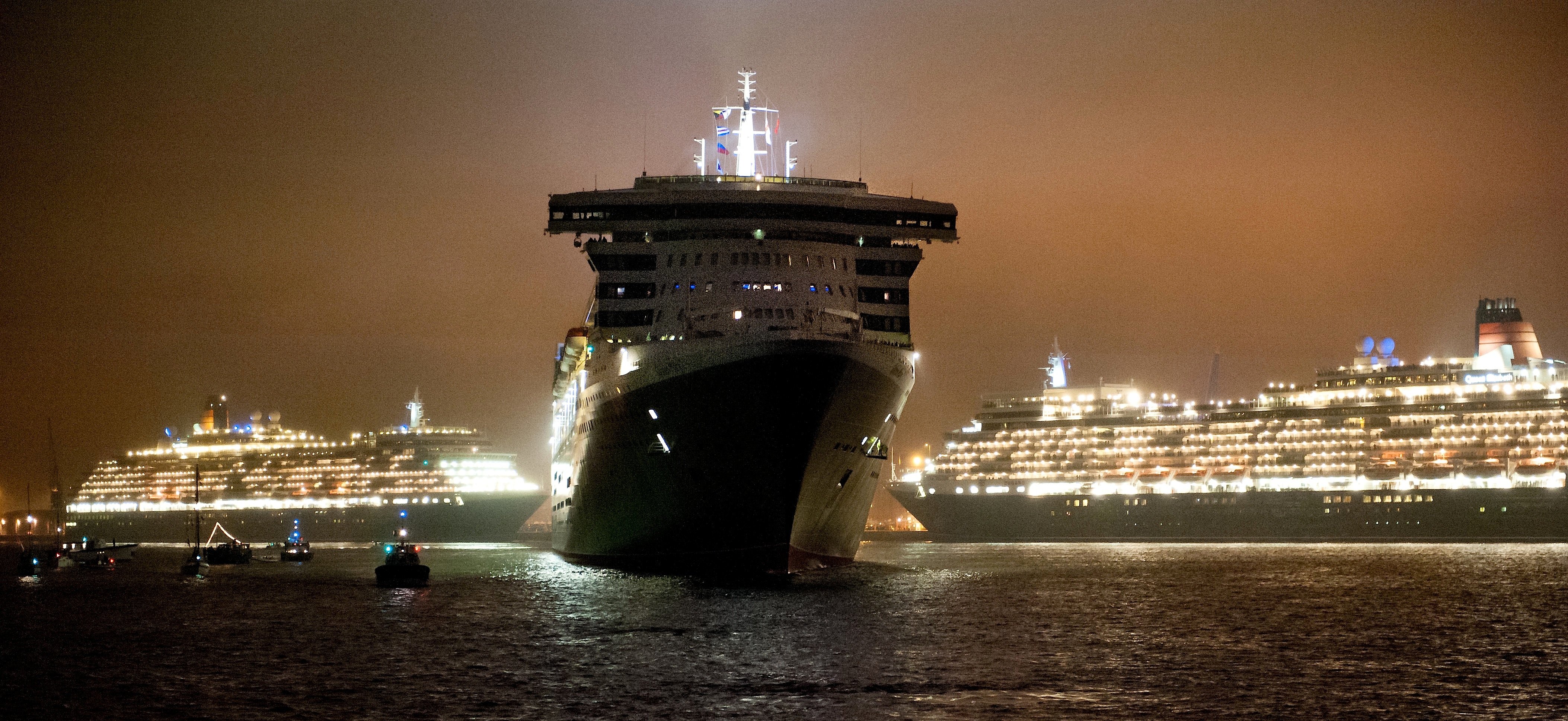 Die Kreuzfahrtschiffe Queen Mary 2, Queen Victoria und Queen Elizabeth der Cunard Linie auf einem Bild: Alle drei Schiffe werden regelmäßig bei Blohm+Voss in Hamburg gewartet.
