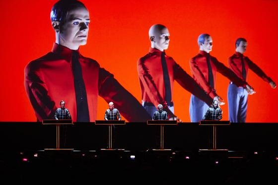 Die Band Kraftwerk spielt in der jetzt geschlossenen Neuen Nationalgalerie acht Konzerte. Der Zyklus "Der Katalog – 1 2 3 4 5 6 7 8" umfasst alle acht Alben der Gruppe, an jedem Abend eines. Anschließend wird die Galerie bis 2020 aufwendig saniert.