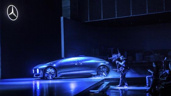 Setzte gleich zu Beginn einen Höhepunkt: Daimler-Chef Dieter Zetsche präsentierte zur Eröffnung der Elektronikmesse CES das Auto Auto der Zukunft.