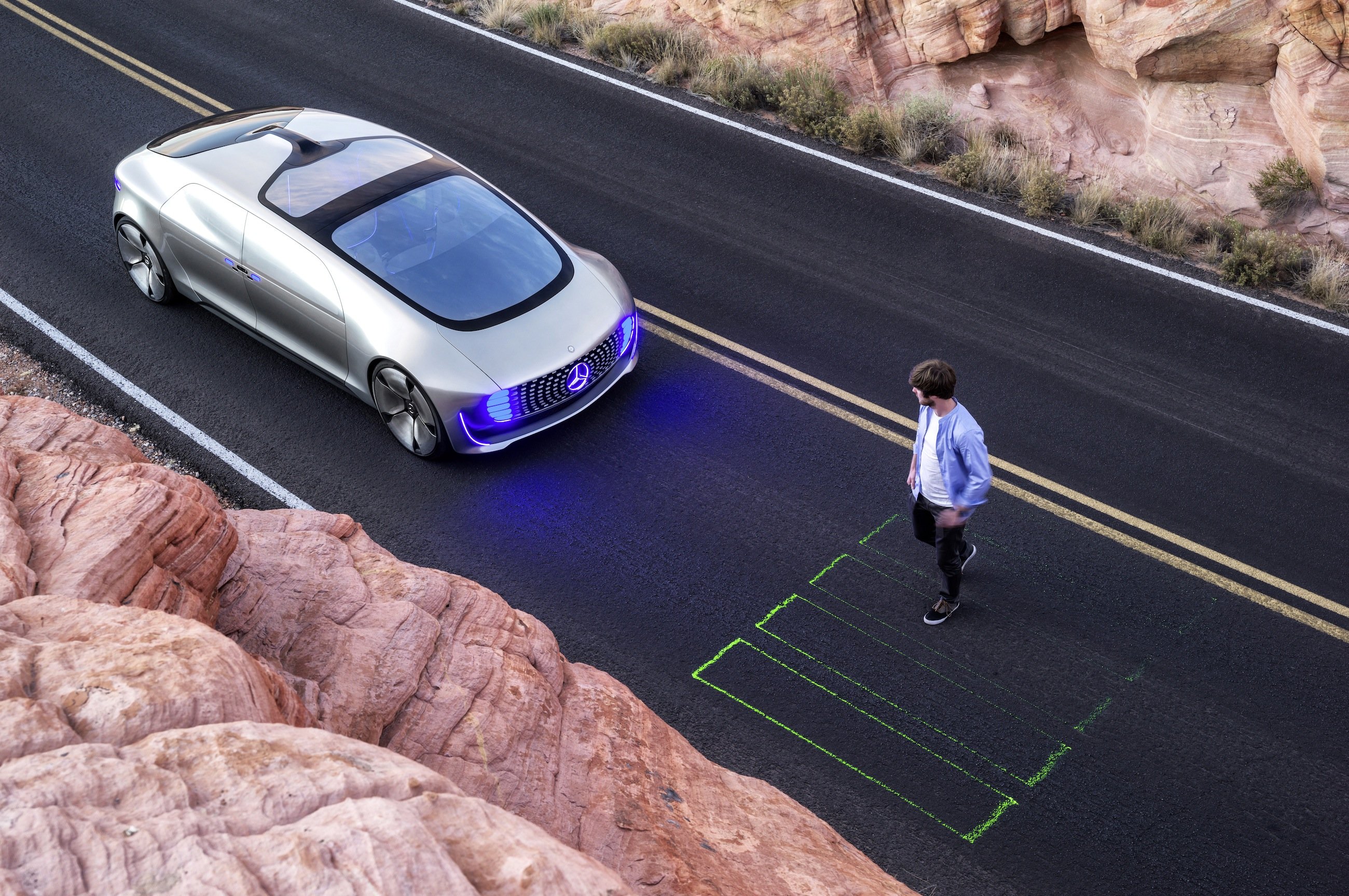 Die LED in der Front signalisieren dem Fußgänger, dass er die Straße überqueren kann. Per Laser kann das Auto sogar einen Zebrastreifen auf die Straße werfen.