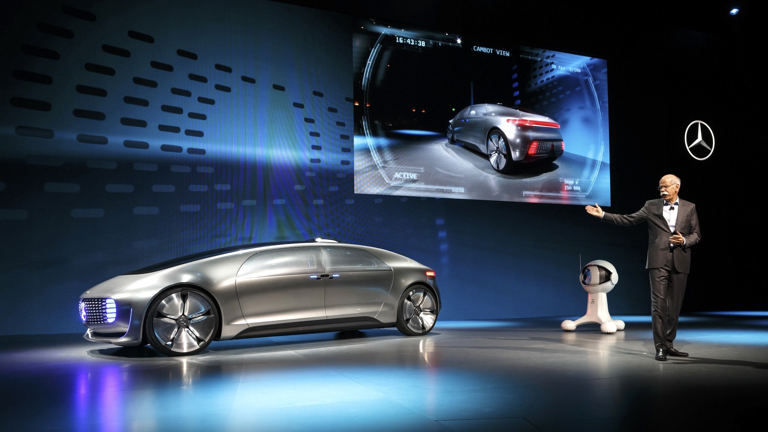 Daimler-Chef Dieter Zetsche mit dem neuen F 015 zur Eröffnung der CES in Las Vegas.