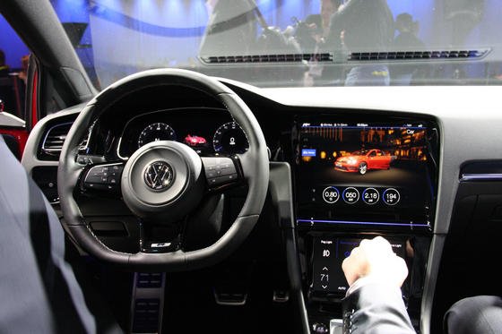 Volkswagen zeigte auf der Technik-Messe CES in Las Vegas den Golf R Touch mit drei Touchscreens im Cockpit. 