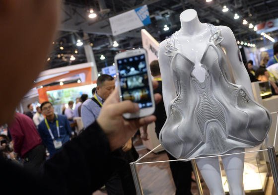 Auch Kleidung aus dem 3D-Drucker liegt im Trend: Bei diesem Ausstellungsstück war ein 3D-Drucker der Firma Autodesk kreativ.