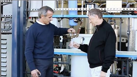 Bill Gates (re.) testet das aus Gülle gewonnene Trinkwasser aus dem Omni Processor.