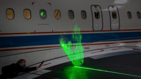 In der Kabine des DLR-Forschungsflugzeugs Atra sind Laser und Hochleistungskameras installiert. Sie beleuchten und filmen die Wolken-Tröpfchen, die während des Flugs die Tragflächen passieren. 