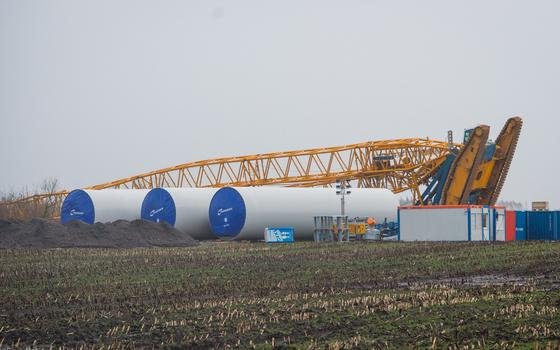 Ein durch den Sturm in Norddeutschland umgekippter Kran auf einer Baustelle für Windkraftanlagen in Janneby in Schleswig-Holstein neben den Segmenten eines Windrads: Der Sturm war so stark, dass der Netzbetreiber Tennet wegen der hohen Windstromproduktion konventionelle Kraftwerke in Norddeutschland drosseln und in Süddeutschland hochfahren musste, um die Nord-Süd-Trassen vor Überlastungen zu schützen. 